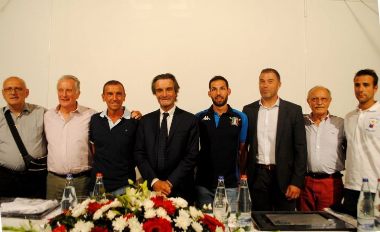 Plesio festeggia il campione Fontana